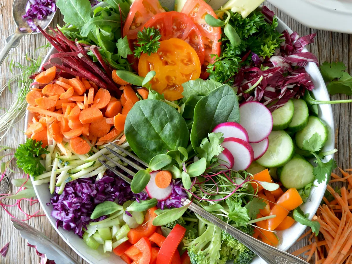 Một tô salad rau xanh với các nguyên liệu tươi