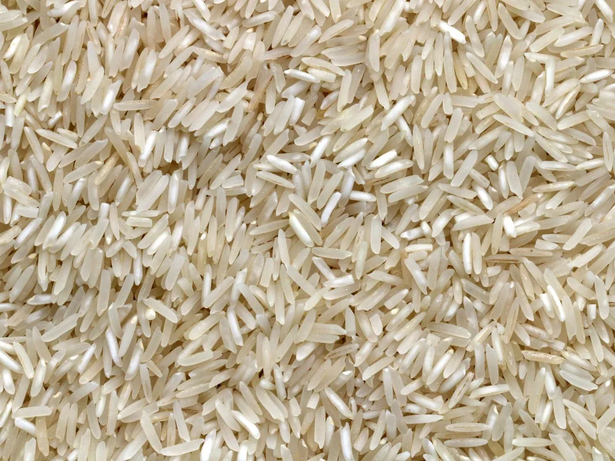 Gạo trắng đựng trong tô, nhìn rõ hình dáng hạt