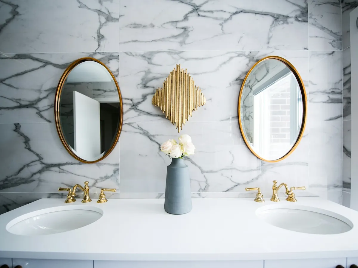 Khoảng sân nghỉ dưỡng yên tĩnh với hồ nước xanh và cây cối